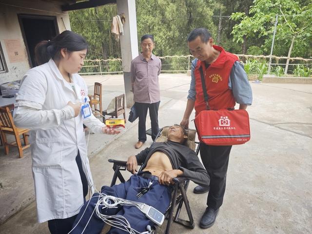 镇中心卫生院开展家庭医生上门签约服务pg电子模拟器试玩广元市剑阁县江口(图2)